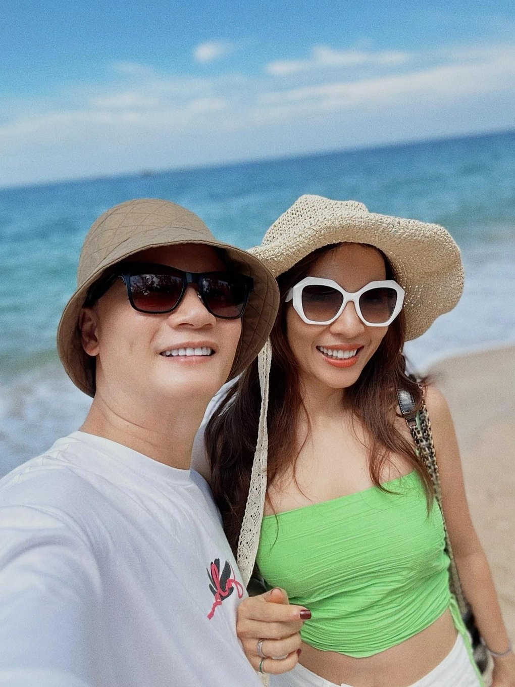 Hoàng Bách luôn dành cho vợ sự bảo bọc, yêu thương.