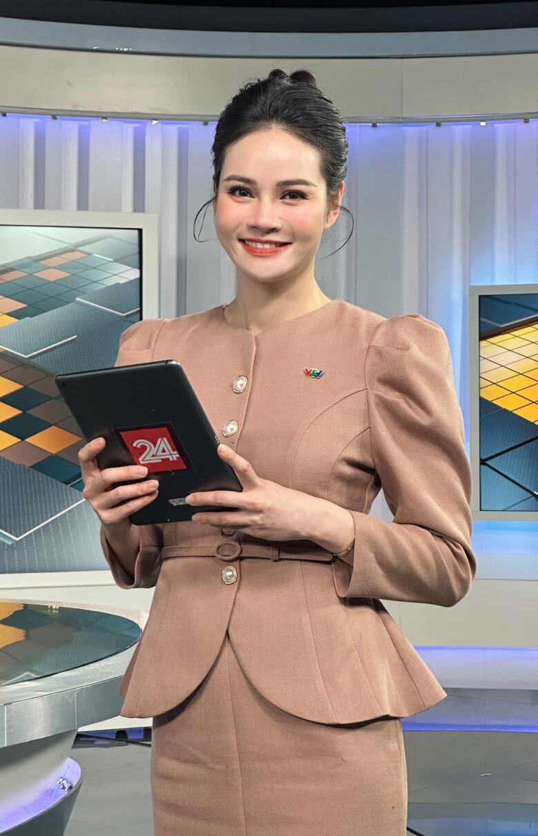 BTV Thu Hương luôn xuất hiện với hình ảnh rạng rỡ, phong cách làm việc chuyên nghiệp.
