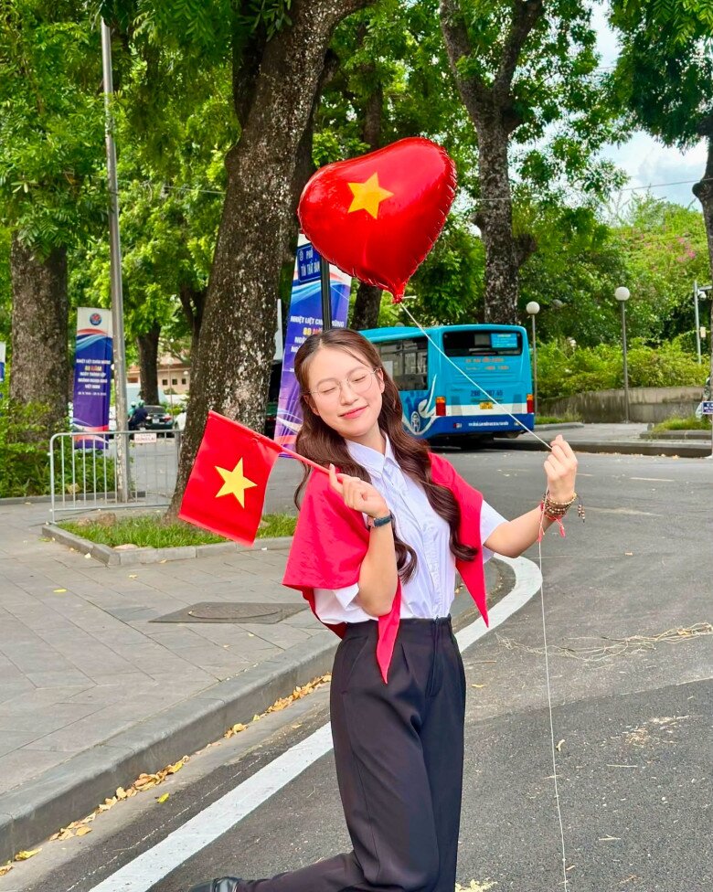 Cô có bảng thành tích học tập xuất sắc, đặc biệt là ngoại ngữ.