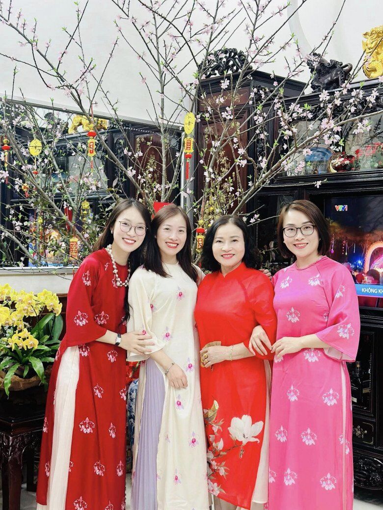 3 chị em nhà Khánh Vy chụp ảnh cùng mẹ,