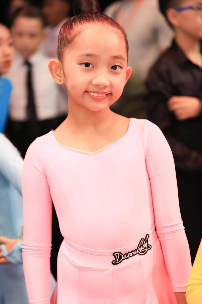 Anna Vương Diễm cũng đang tham gia một số cuộc thi dancesport.