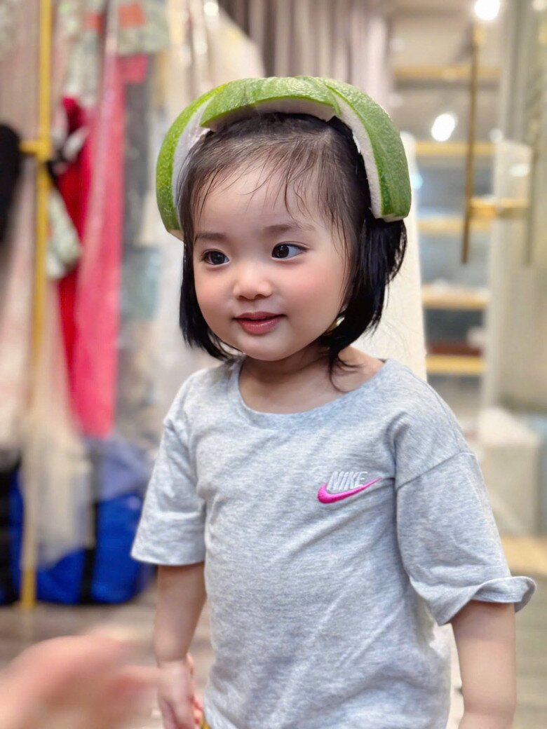 Vẻ ngoài đáng yêu của bé Lisa đốn tim khán giả.