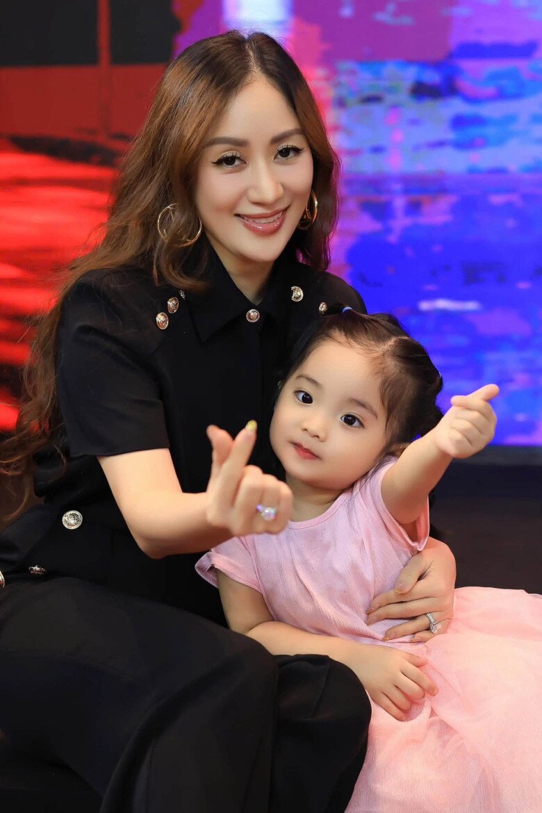 Lisa Thùy Linh là con thứ 3 của cặp đôi Khánh Thi - Phan Hiển.