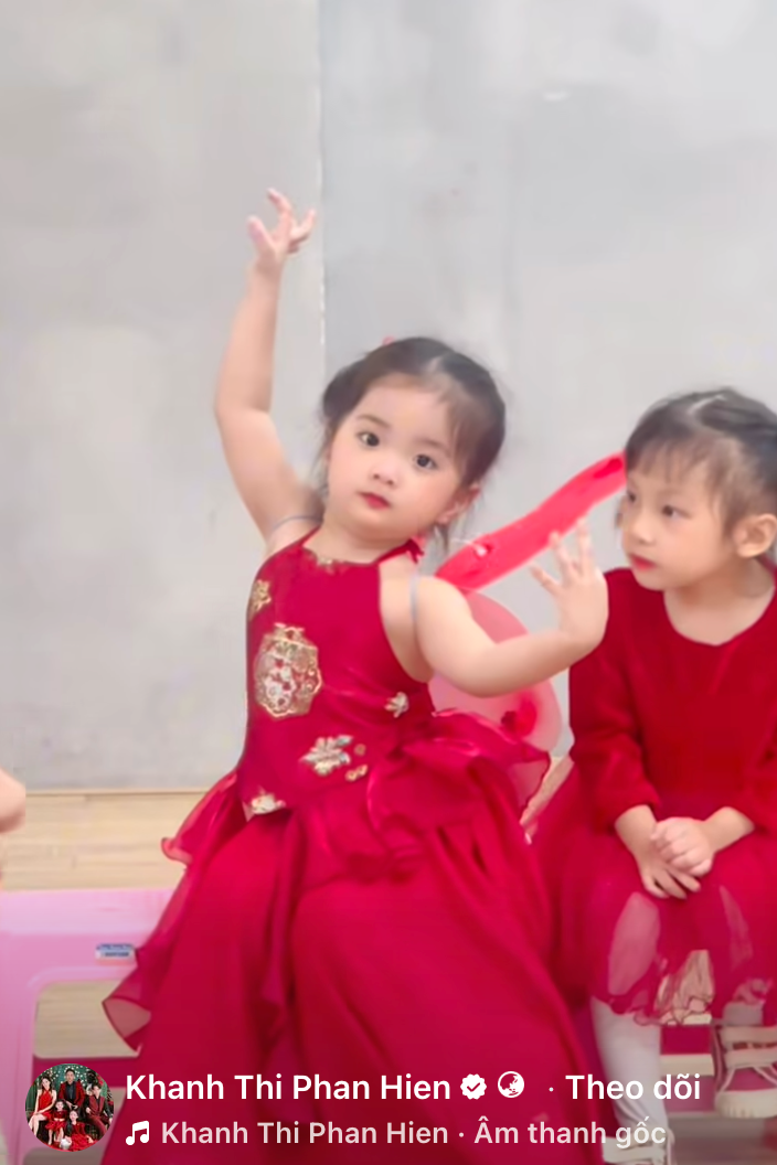 Bé Lisa điệu đà, thực hiện động tác múa thuần thục.