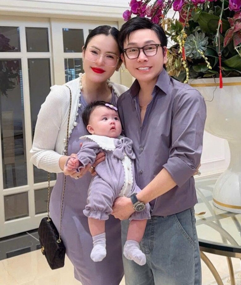 Phương Lê và NSƯT Vũ Luân đón con chung là bé Lương Bình Thụy Yên.