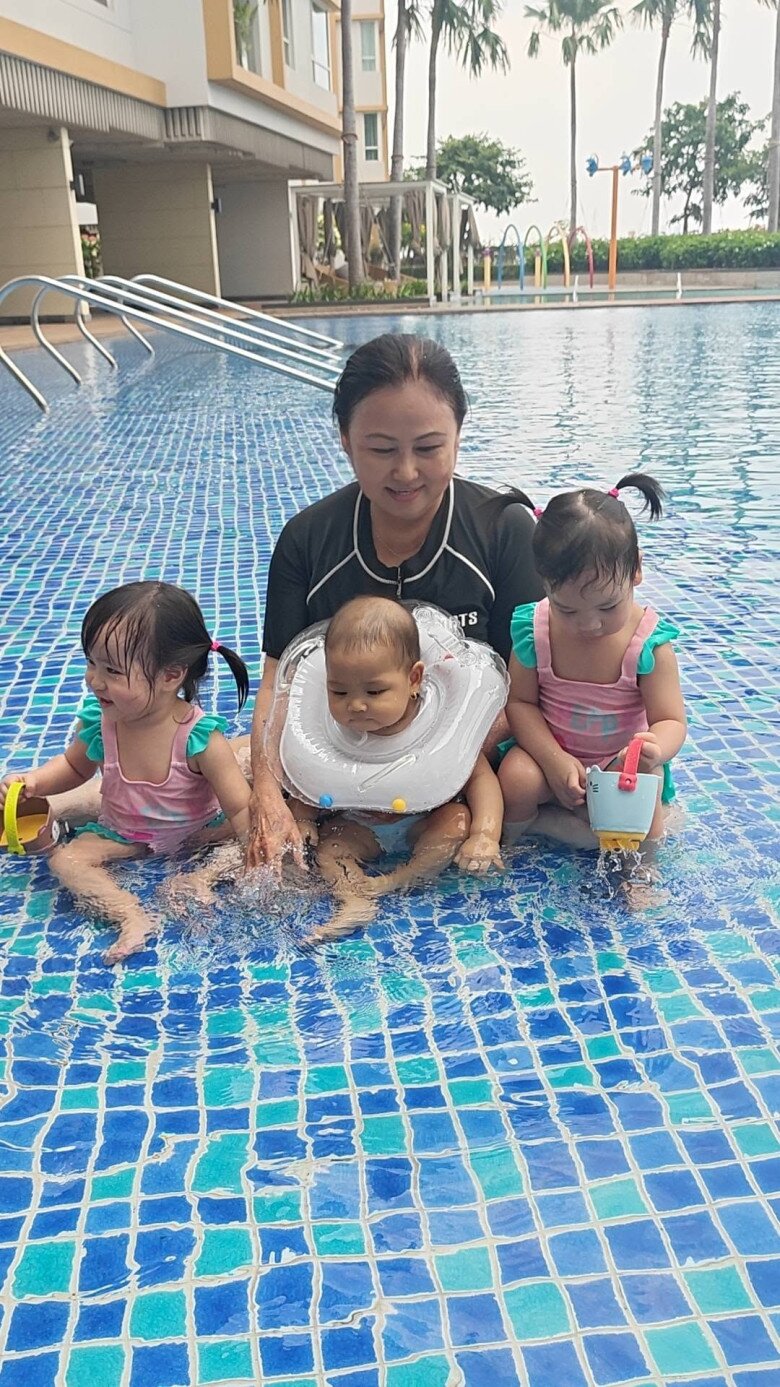 Bé Harley đi bơi cùng bà nội.