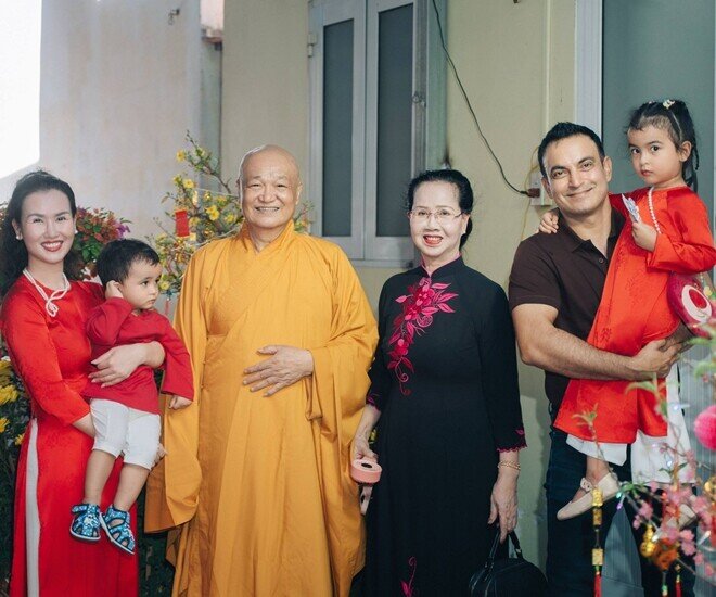 Bố ruột của Võ Hạ Trâm đã xuất gia.