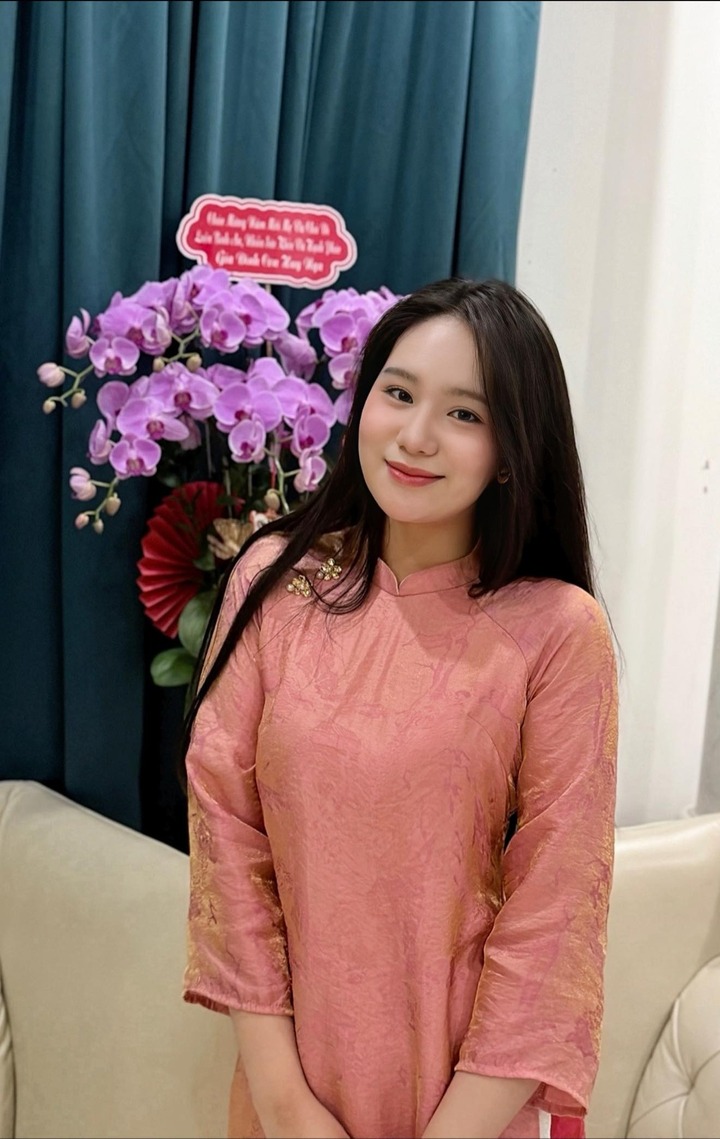 Khánh Ngân sở hữu chiều cao trên 1m7, khuôn mặt xinh xắn.