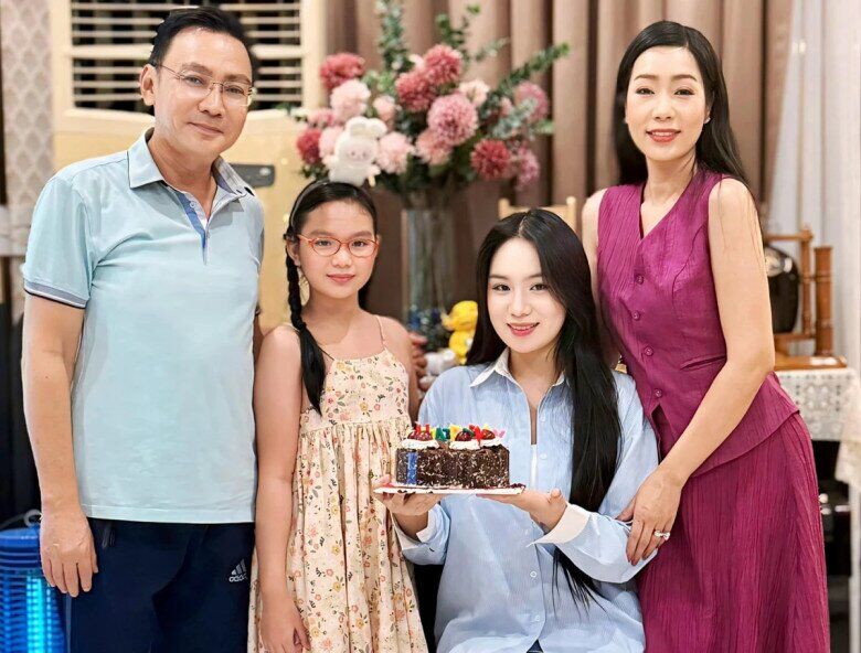Khánh Ngân theo học trường quốc tế.