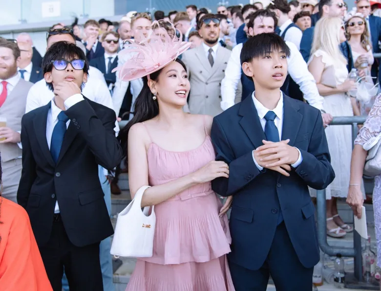 Nàng hậu và các con mặc trang phục lịch sự, sang trọng.