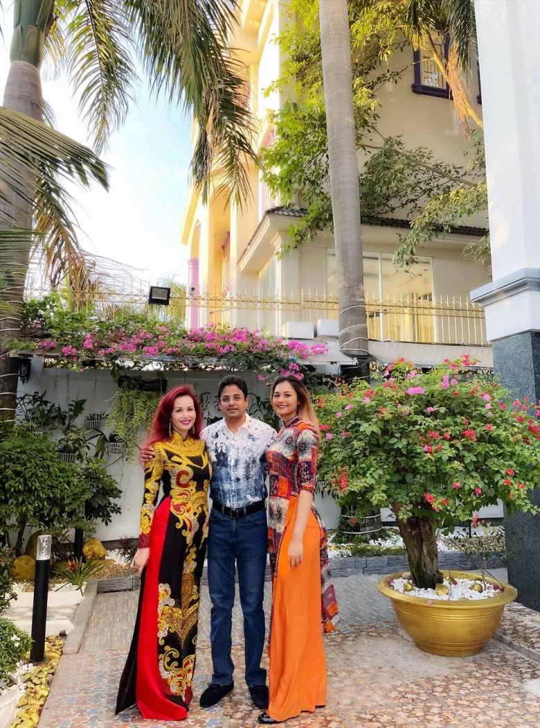 Hoa hậu Diệu Hoa và con gái mặc áo dài, chụp ảnh trong ngôi nhà ở TP HCM.