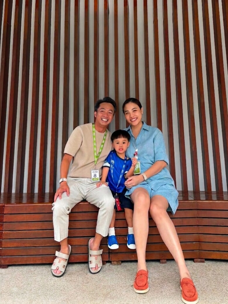 Cường Đô La và Đàm Thu Trang đưa con trai đến trường.