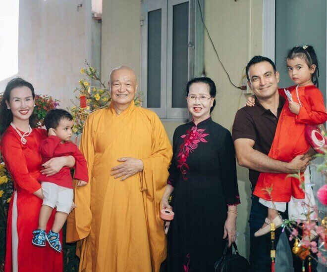 Gia đình Võ Hạ Trâm chụp cùng ông bà ngoại.