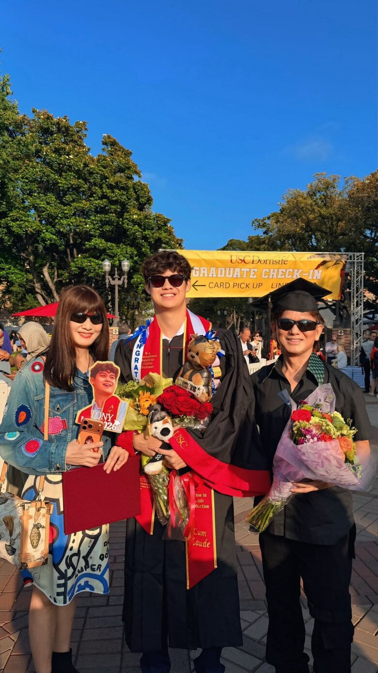 Vợ chồng Hiền Mai mừng con trai tốt nghiệp.