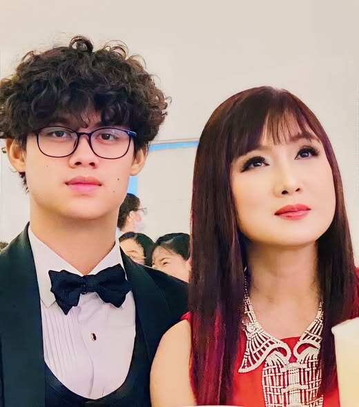Hiền Mai và con trai rất gắn bó, thường xuyên đi cùng nhau khám phá ẩm thực, du lịch.