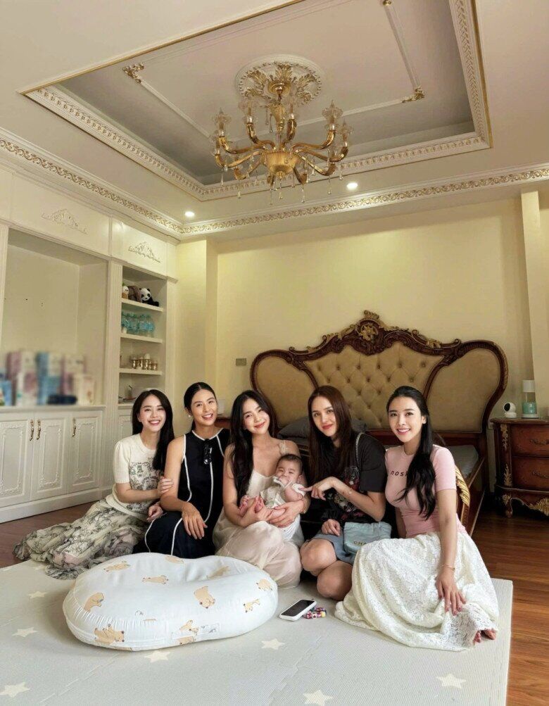 Nhiều bạn bè xuống Bắc Ninh để thăm mẹ con Mai Ngọc.