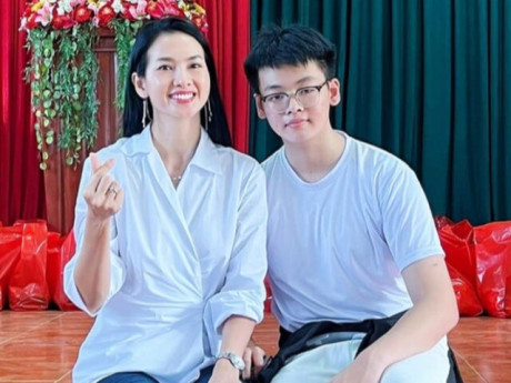Siêu mẫu Anh Thư tin nhầm người, con trai muốn mẹ tái hôn