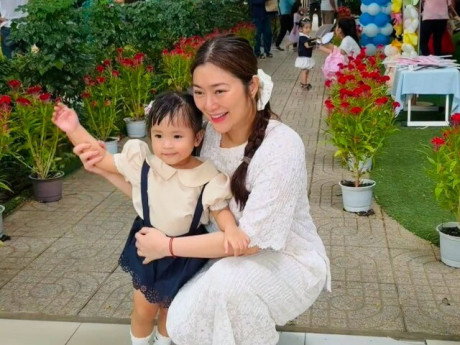 Sao Việt đưa con đi khai giảng năm học mới