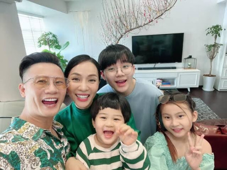 Nam ca sĩ cưới cựu người mẫu sinh liền 3 con rồi triệt sản: Quý tử đỗ trường ở Mỹ, ái nữ 14 tuổi xinh xắn