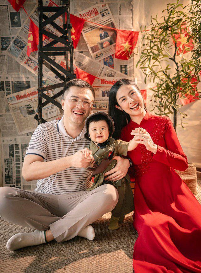 Ngọc Hân và ông xã làm việc trong ngành ngoại giao đón quý tử đầu lòng.