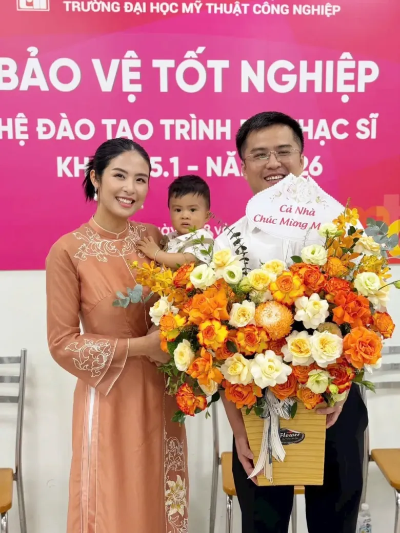 Người đẹp bên chồng con trong ngày bảo vệ luận văn Thạc sĩ.