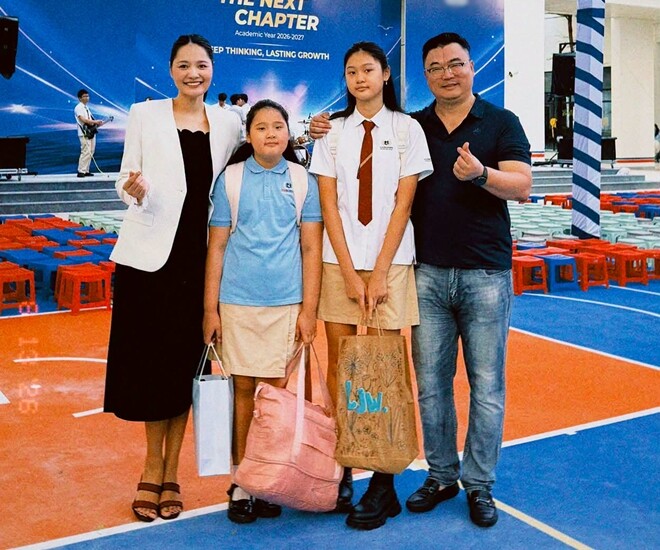 Hương Giang và ông xã vui mừng trong ngày 2 con gái đi học.