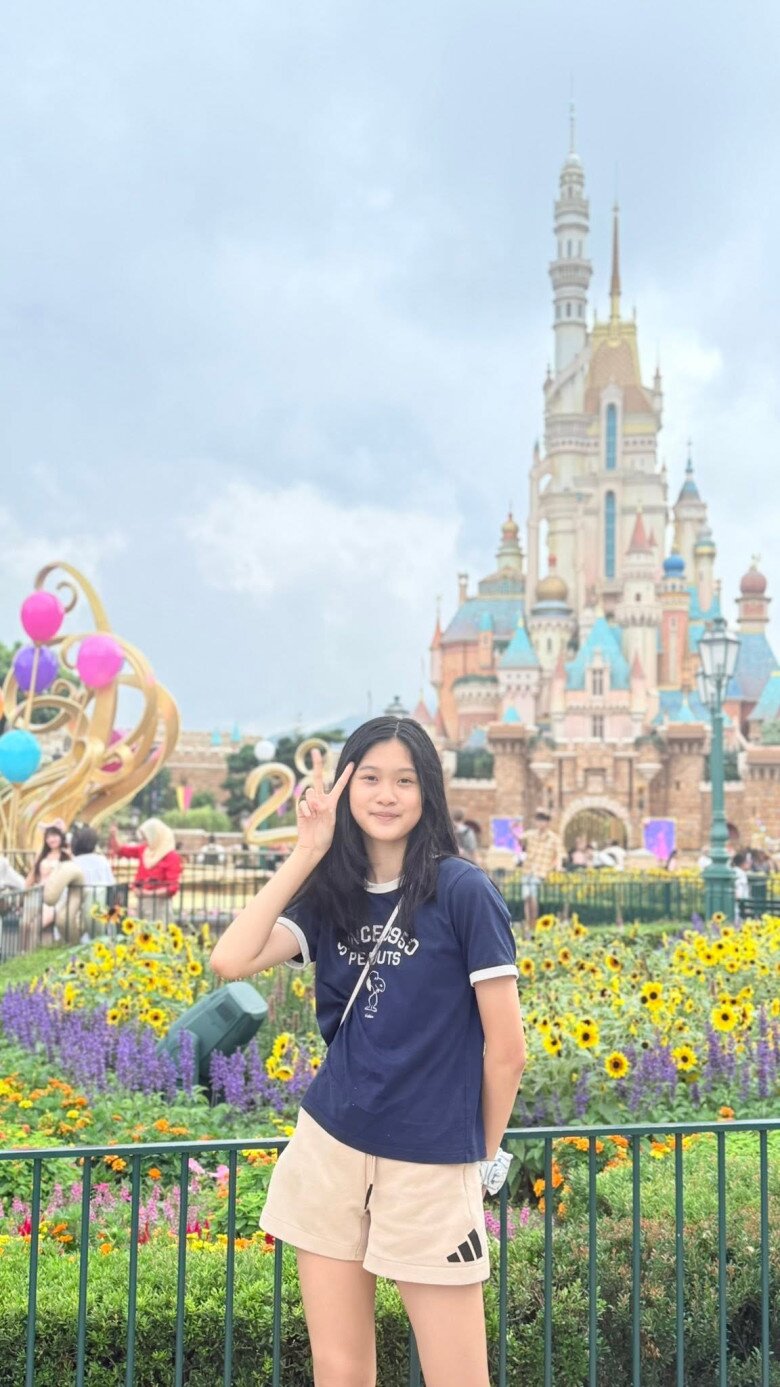 Cô bé 13 tuổi sở hữu nhiều tài năng, ngoại hình được ví như nàng thơ.