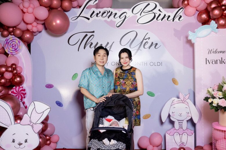 Vợ chồng NSƯT Vũ Luân trong tiệc đầy tháng của con gái.