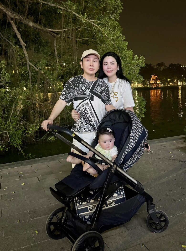 Cô bé Kẹo mặc trang phục đồng điệu với bố mẹ mỗi khi lên hình.