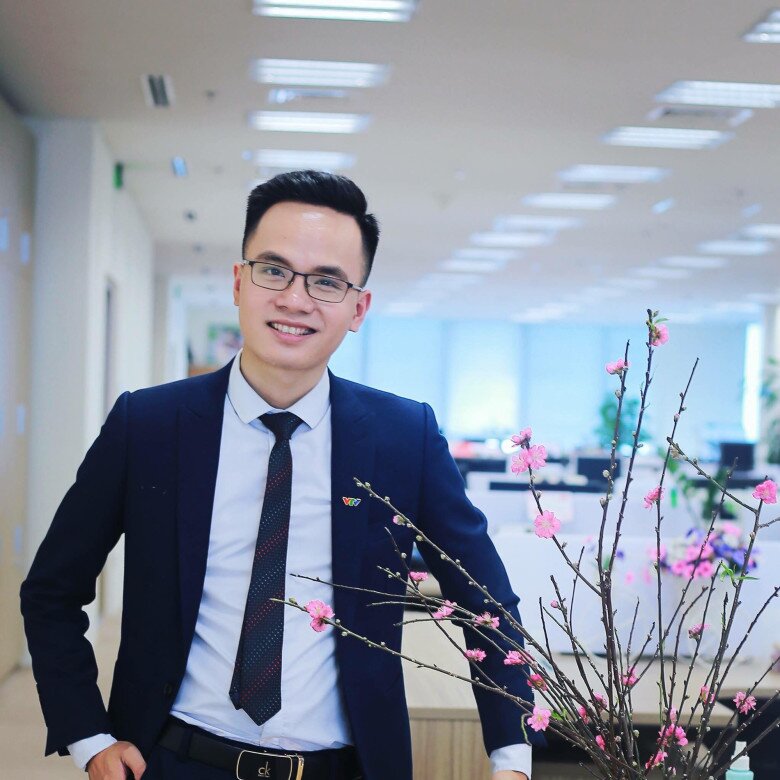 Anh sinh ra ở Hà Tĩnh, từng đi du học.