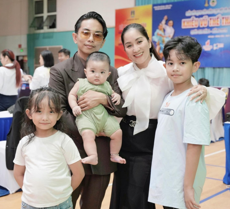 Khánh Thi - Phan Hiển có 3 con đủ nếp, đủ tẻ.