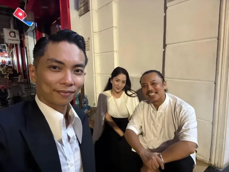 Phan Hiển cũng rất thân thiết với Chí Anh, coi anh là người thầy trong sự nghiệp.