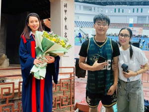 Nữ Thủ khoa được phong tặng NSƯT từ khi chưa tốt nghiệp, hôn nhân hạnh phúc bên ông xã làm trong quân đội