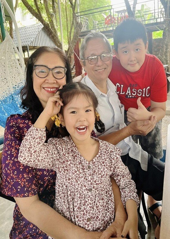 Cà Pháo và bé Bông được ông bà ngoại chăm sóc chu đáo.