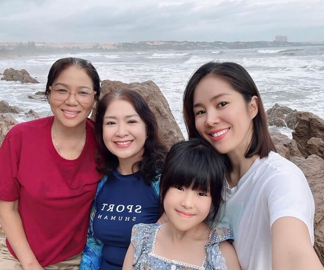 Lê Phương cùng ra biển nghỉ dưỡng với mẹ chồng và mẹ ruột.