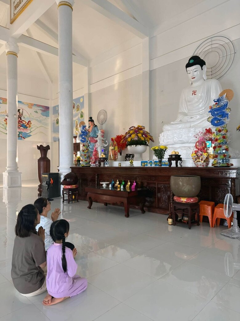 Nữ diễn viên cùng mẹ chồng đi chùa.