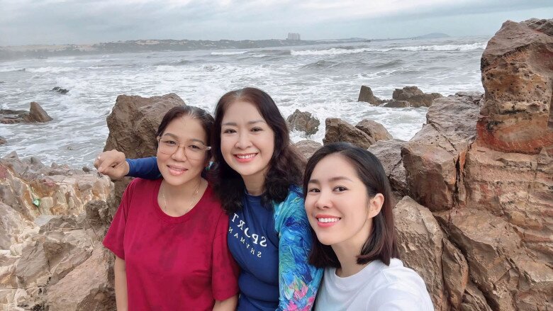 Lê Phương được nhận xét là có nhiều nét giống cả 2 mẹ.