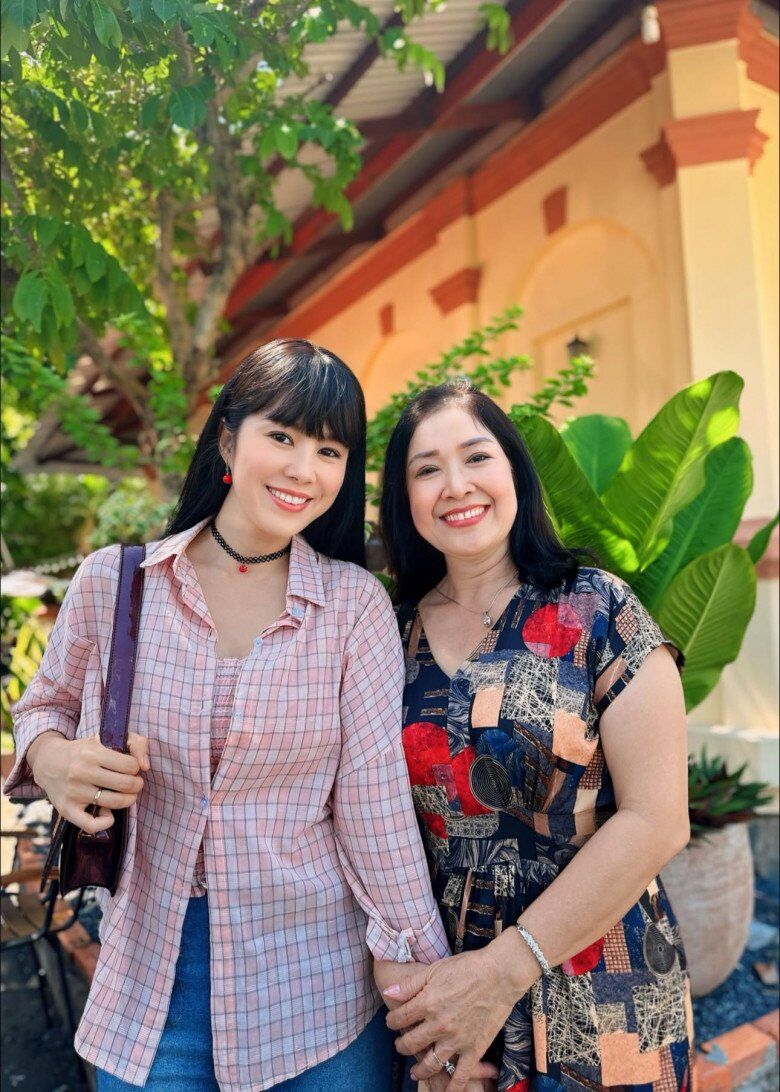Lê Phương thừa hưởng nhan sắc rạng rỡ từ mẹ ruột.