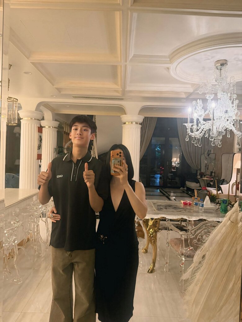 Kỳ Anh hiện đứng cao vượt mẹ, sở hữu làn da ngăm khỏe khoắn.