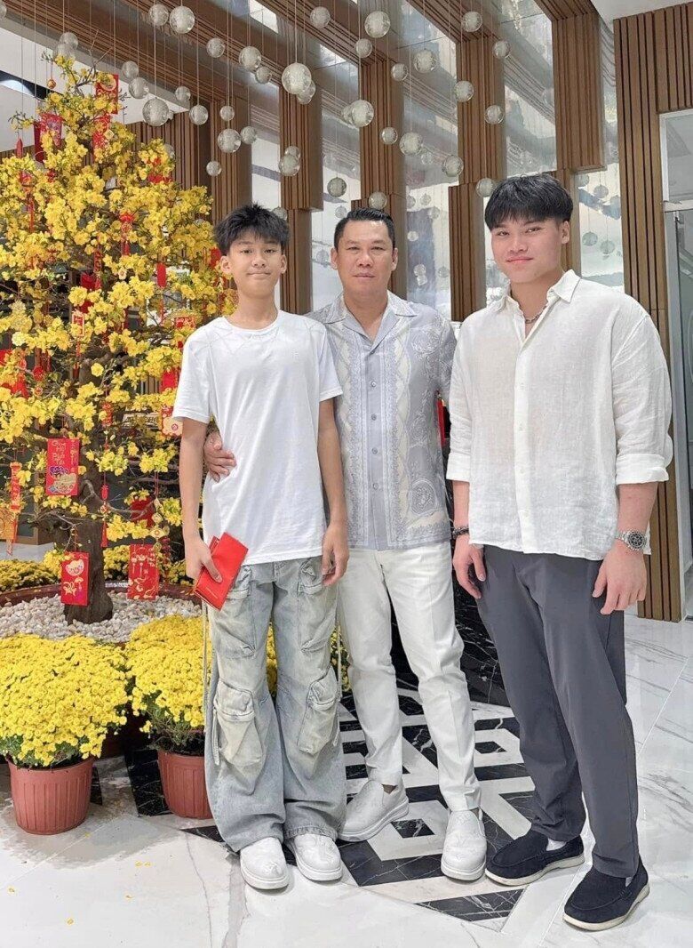 Kỳ Anh chụp ảnh cùng bố ruột và anh trai.