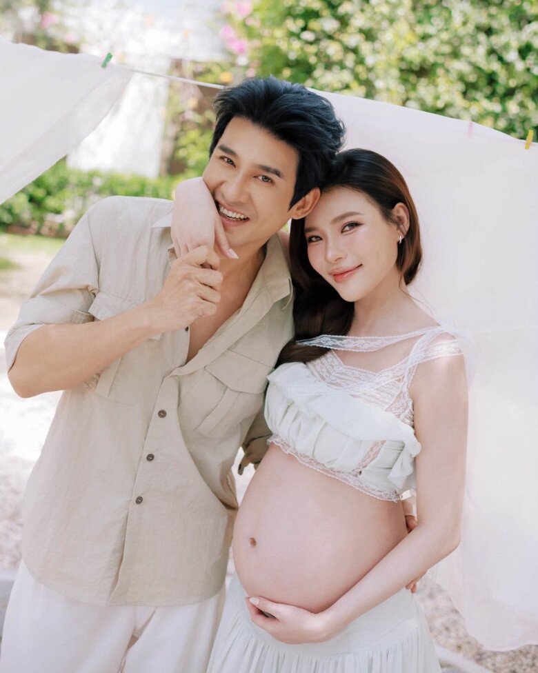 Cặp đôi cùng đi chụp ảnh, lưu giữ những kỷ niệm trong hành trình mới.