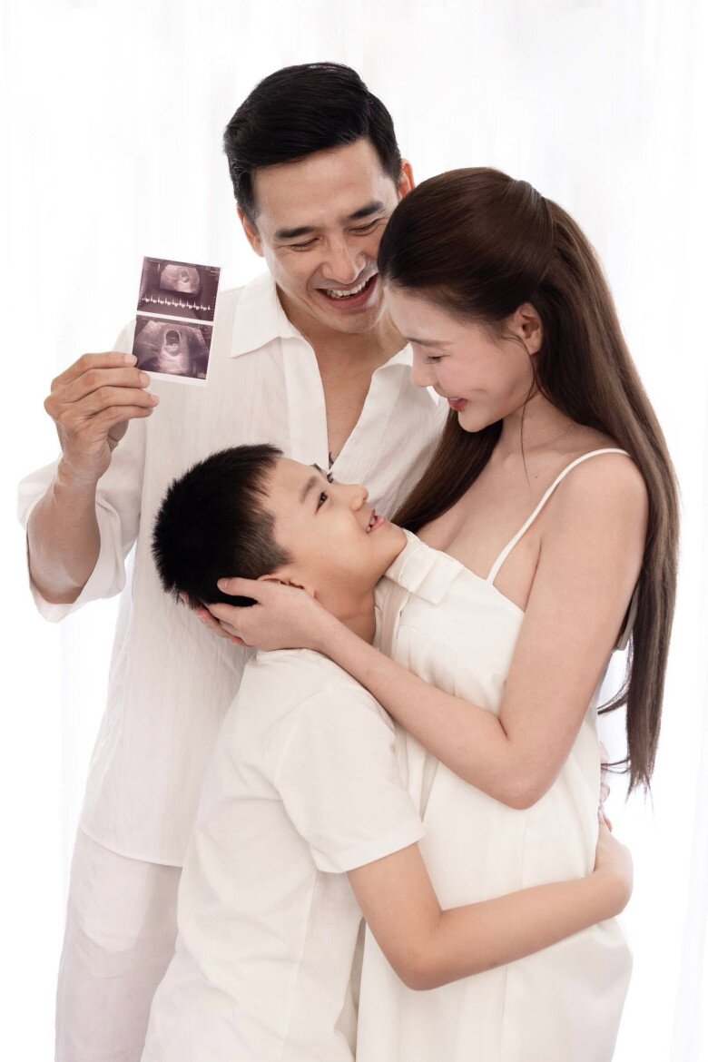 Vợ chồng Thúy Diễm hạnh phúc khi có thêm con vào đúng dịp kỷ 10 năm ngày cưới.