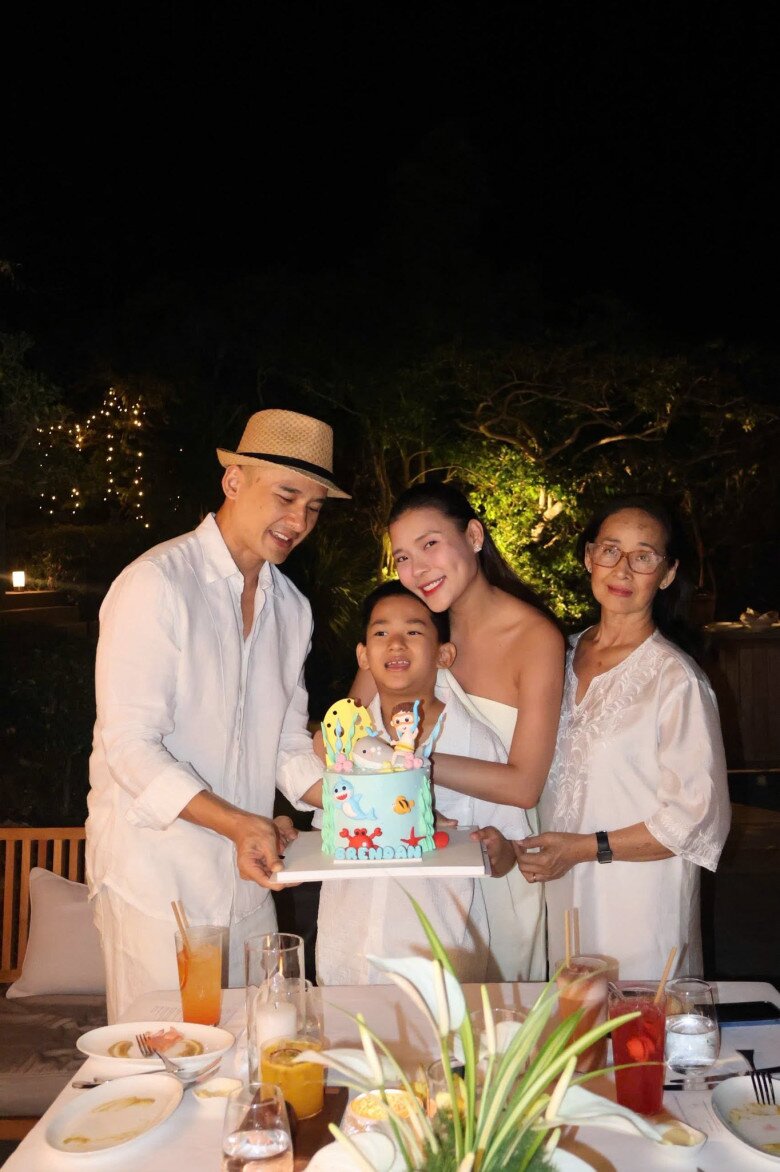 Vợ chồng Lương Thế Thành và bà nội mừng sinh nhật Bảo Bảo.