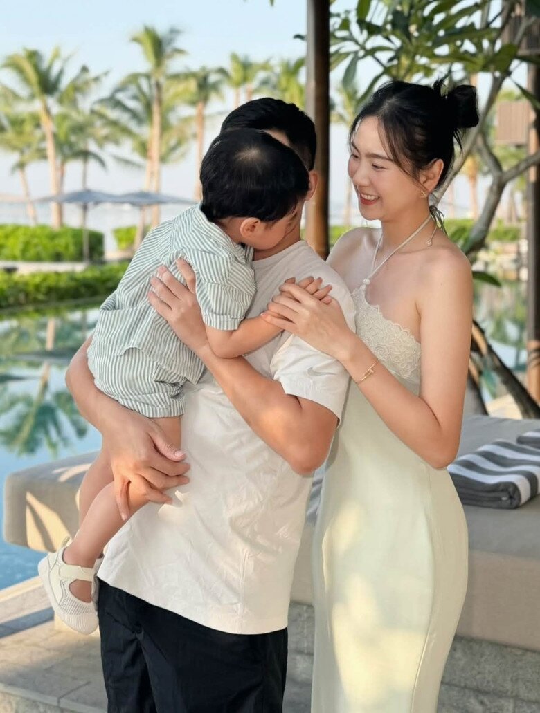 Mai Ngọc và ông xã dành trọn thời gian nghỉ dưỡng cùng con trai ở Hạ Long.