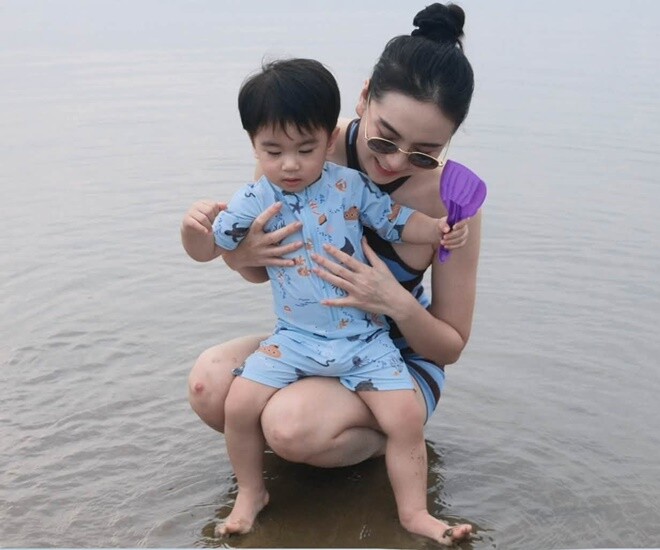 MC Mai Ngọc lần đầu cho con trai đi du lịch biển.