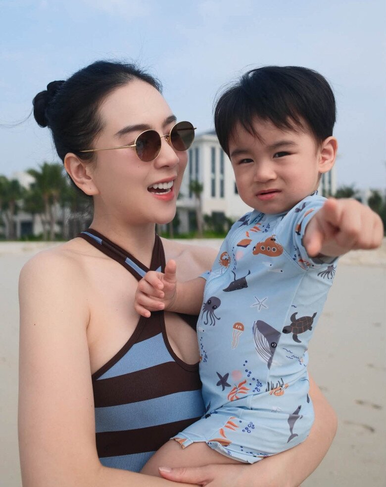MC Mai Ngọc tiết lộ bản thân mang 4 vali đồ để chuẩn bị cho chuyến đi cùng quý tử.