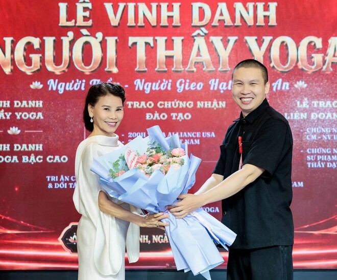 Mẹ ruột của Hồ Ngọc Hà rạng rỡ trong ngày được vinh danh.