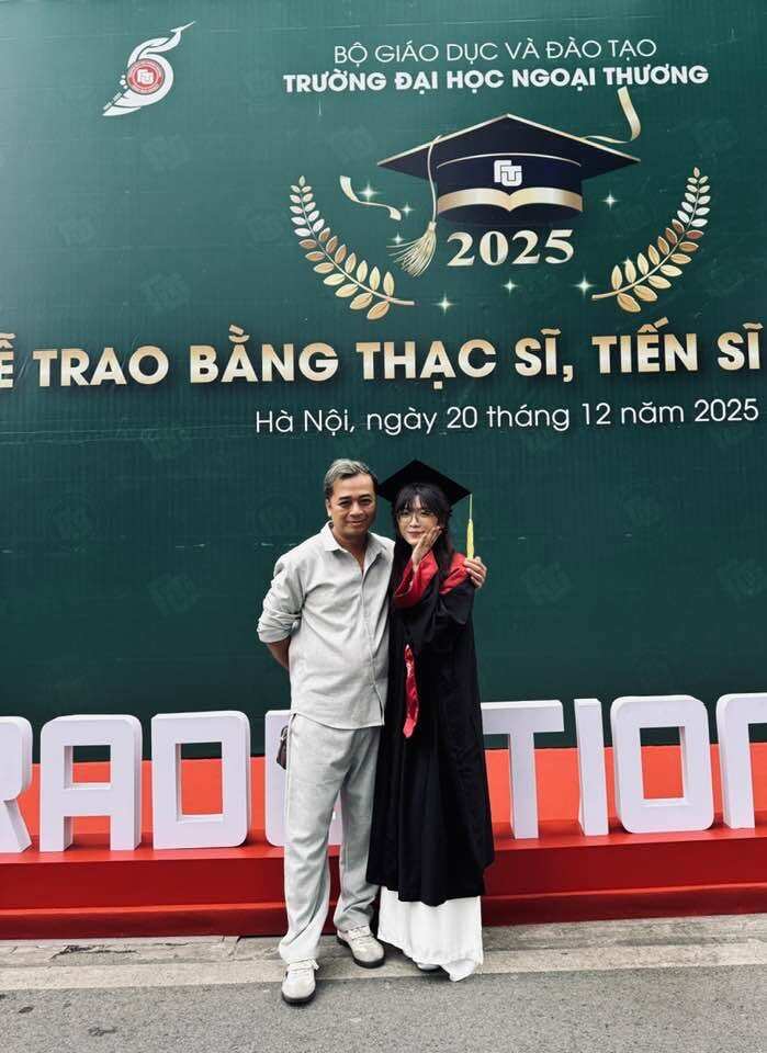 Con gái của nam nghệ sĩ có bằng Thạc sĩ, đang chuẩn bị học lên Tiến sĩ.