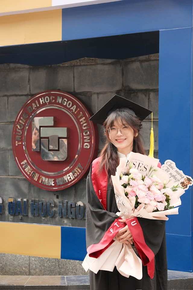 Ái Hương chăm học, có ngoại hình xinh đẹp.