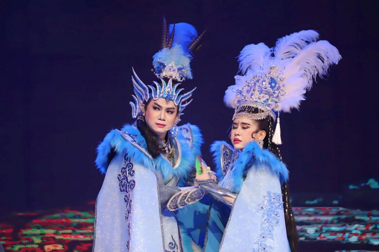 Thái Vinh là một trong những kép chánh trẻ, thành công của sân khấu cải lương.